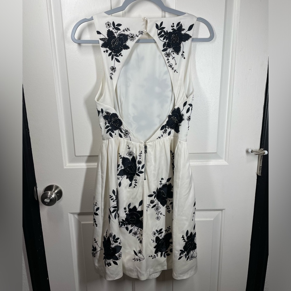 Alice+Olivia White Black Beaded Silk Dress Sz 4 - Picture 4 of 11